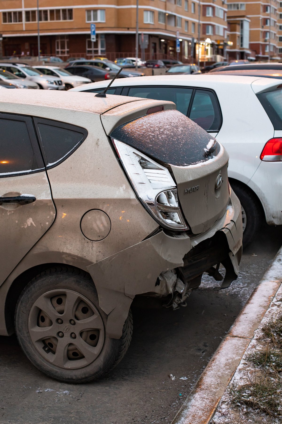 Hyundai Solaris con parachoques trasero roto tras accidente