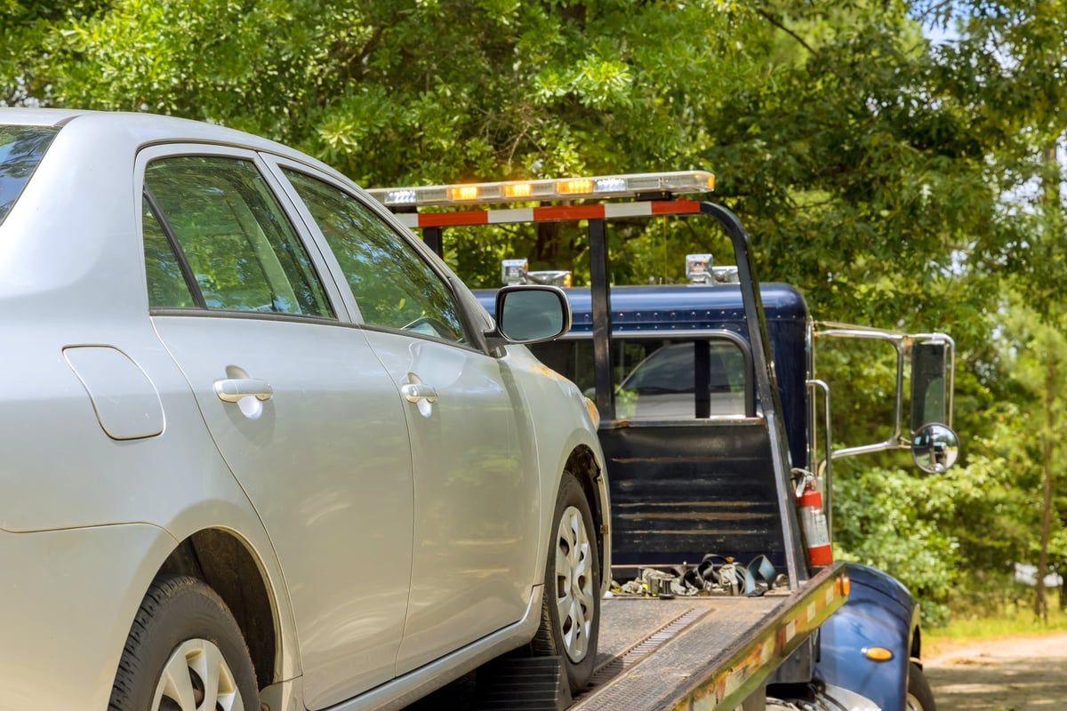 Transporte de carro averiado en grúa