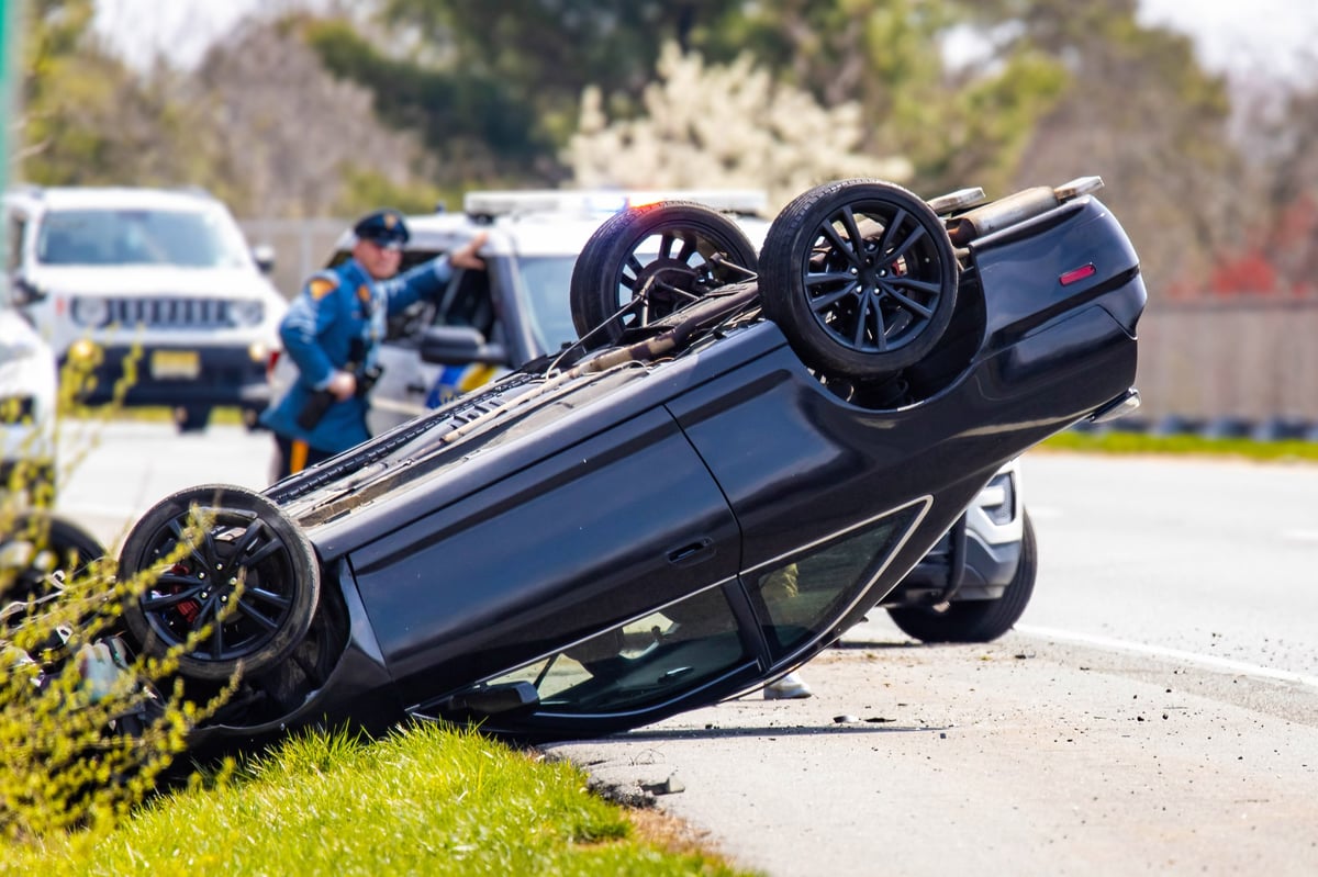 Carro volcado en accidente de autopista