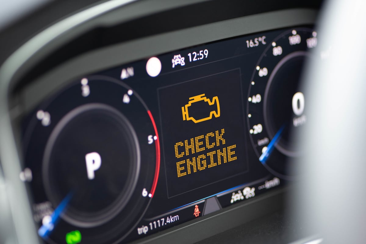 Luz de advertencia Check Engine en el tablero