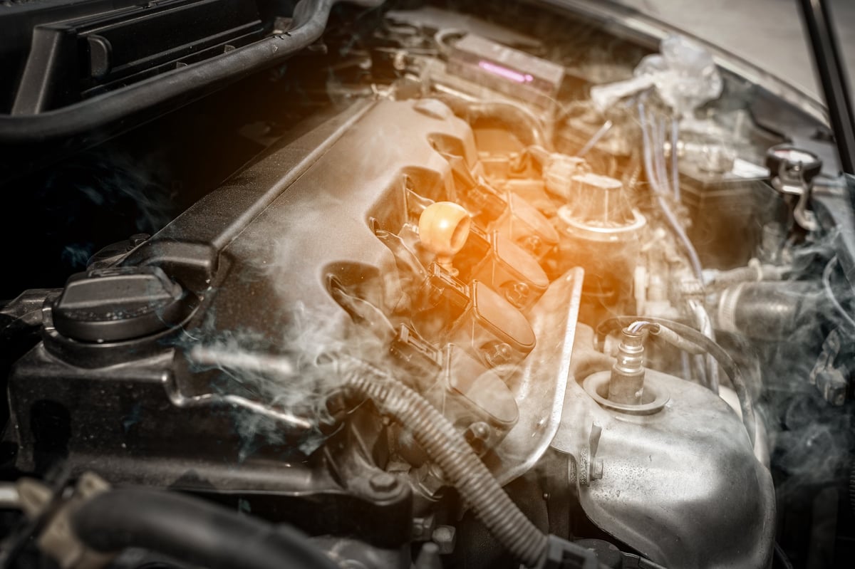 Motor de carro sobrecalentado con humo