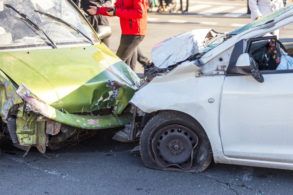 Colisión severa en intersección urbana
