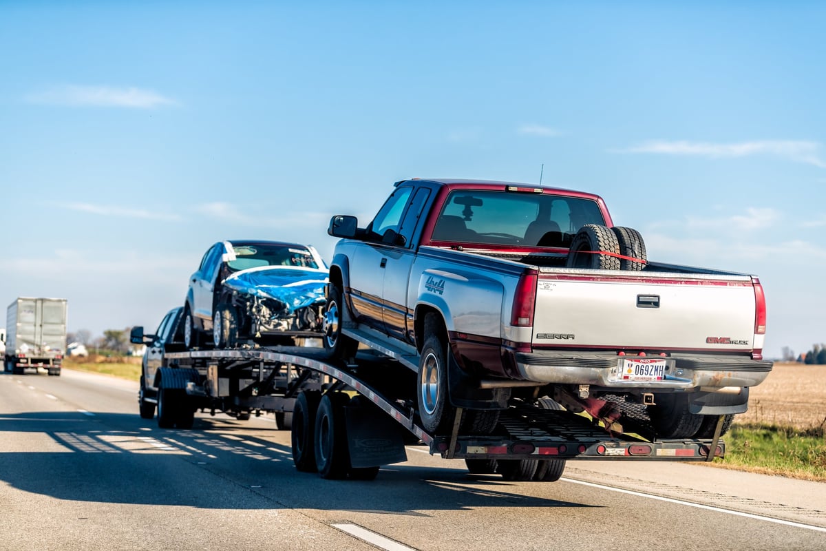 Grúa transportando carros chocados en la interestatal