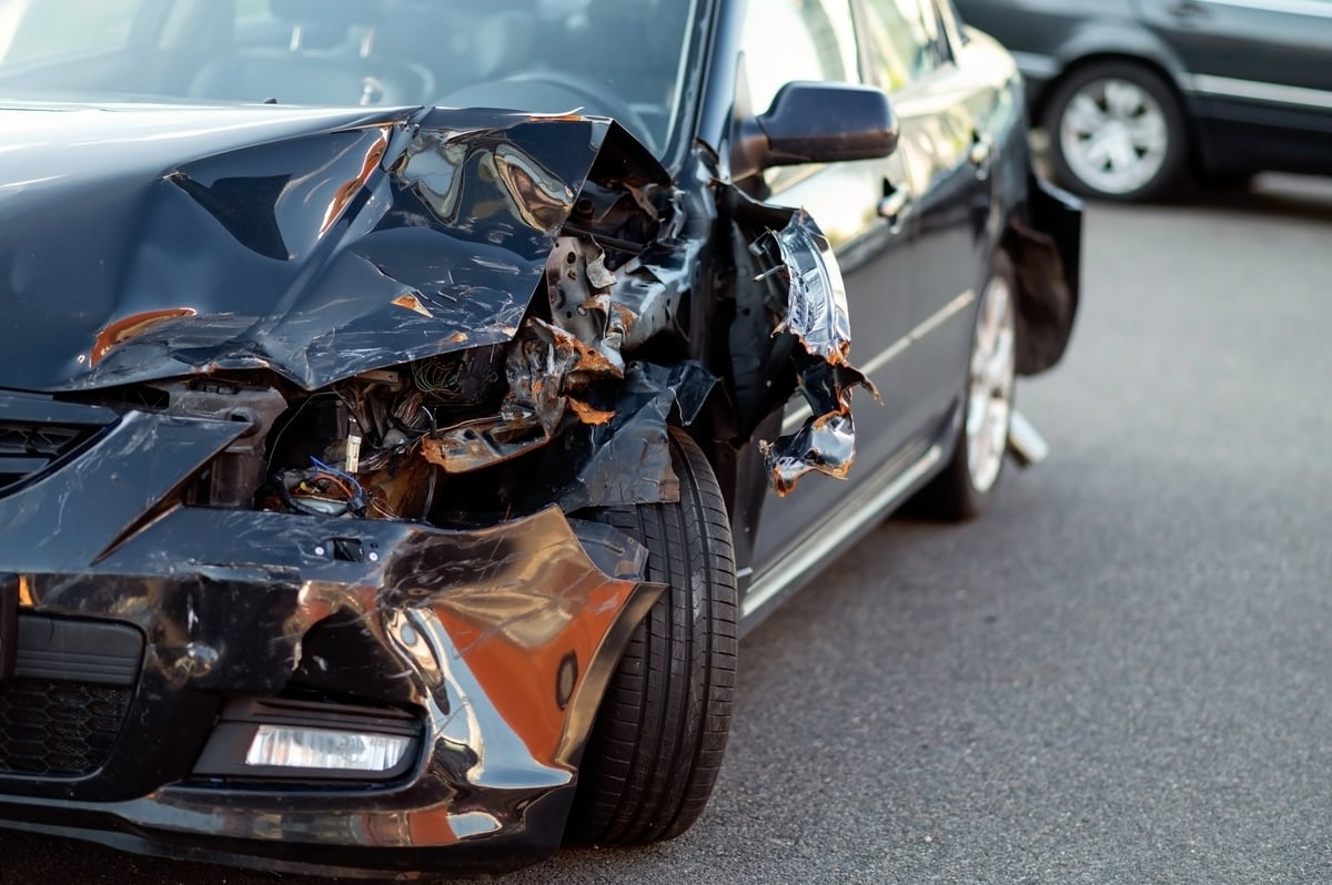 Carro con daños severos por accidente