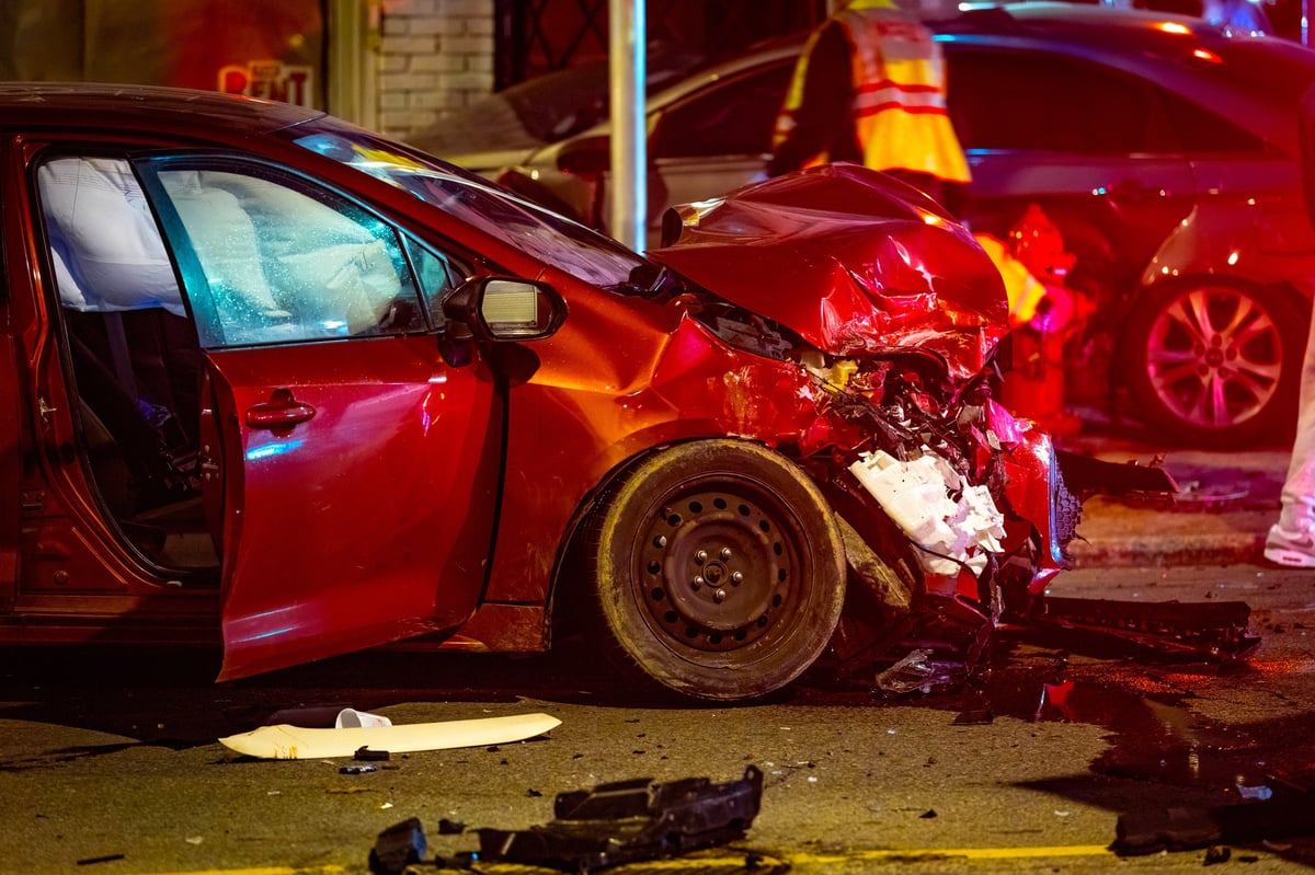 Choque nocturno entre dos carros en la ciudad
