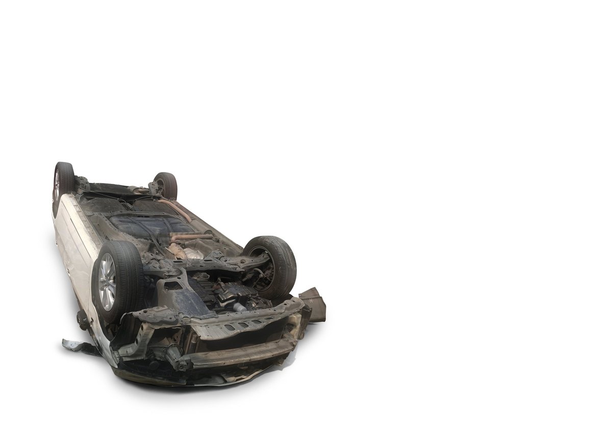 Carro volcado aislado sobre fondo blanco
