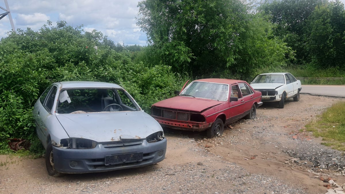 Carros viejos oxidados deteriorándose en yonker