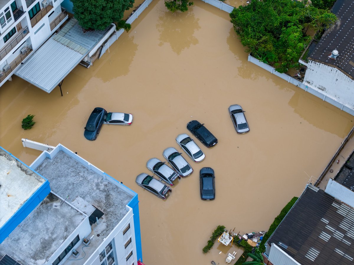Carros estacionados casi sumergidos por inundación