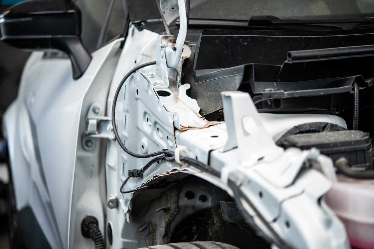 Estructura metálica de carro dañada en taller de carrocería