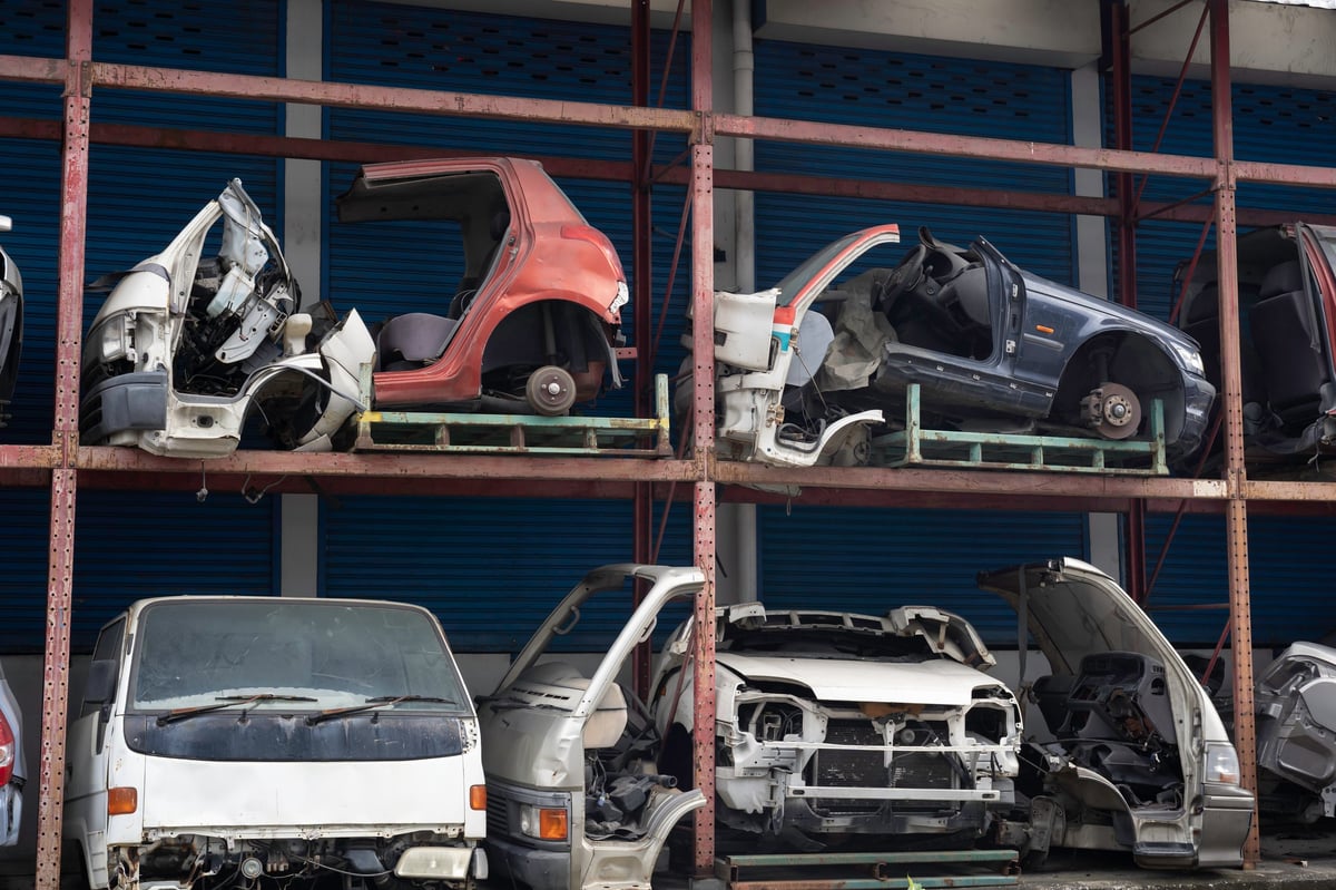 Carros chatarra en almacén de autopartes